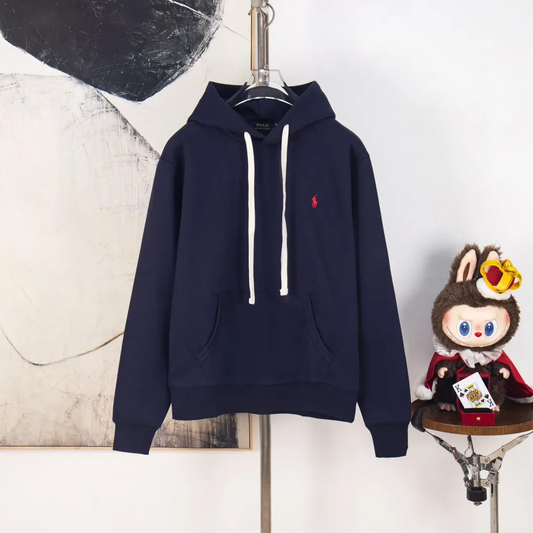P300 zp version [Exclusive supply] Ralph Lauren/Ralph Lauren 2025SS Four Seasons classic style stacked topstitch design five-color thin hooded sweatshirt -370g double-sided cotton heavyweight fabric✅ -Original same 7.5CM widened thread processing✅ -Front collar patchwork triangle block four-needle six-thread topstitch design✅ -RL Four Seasons classic style Loose fit, easy for both men and women to control Simple Clean and versatile, exposed topstitching patchwork triangle 1.3 cm retro original color hook and loop drawstring, full of details. Color: navy blue, brown, pink, gray. Size: S M L XL. Number: WW10751.